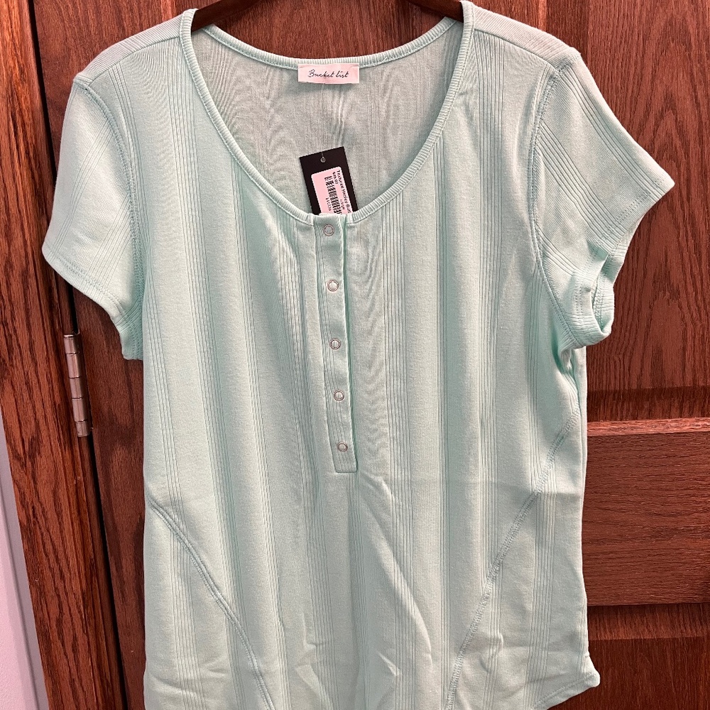 Women’s mint green textured Henley shirt NWT, size large